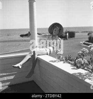 HYANNIS PORT, MA-JUNI 1953: Jacqueline Bouvier im Urlaub an der Kennedy Compound im Juni 1953 in Hyannis Port, Massachusetts. (Foto von Hy Peskin) Stockfoto