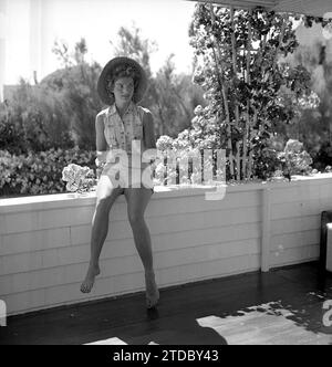 HYANNIS PORT, MA-JUNI 1953: Jacqueline Bouvier im Urlaub an der Kennedy Compound im Juni 1953 in Hyannis Port, Massachusetts. (Foto von Hy Peskin) Stockfoto