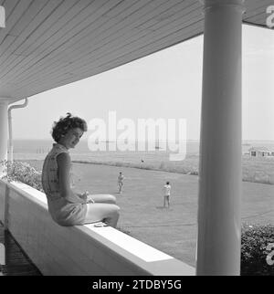 HYANNIS PORT, MA-JUNI 1953: Jacqueline Bouvier im Urlaub an der Kennedy Compound im Juni 1953 in Hyannis Port, Massachusetts. (Foto von Hy Peskin) Stockfoto