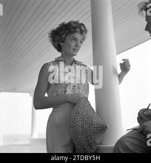 HYANNIS PORT, MA-JUNI 1953: Jacqueline Bouvier ist für ein Leben Magazin Geschichte während des Urlaubs an der Kennedy Compound im Juni 1953 in Hyannis Port, Massachusetts interviewt. (Foto von Hy Peskin) Stockfoto