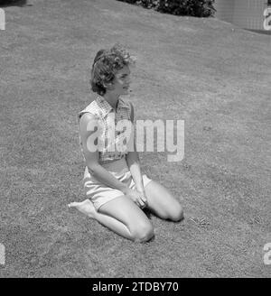 HYANNIS PORT, MA-JUNI 1953: Jacqueline Bouvier im Urlaub an der Kennedy Compound im Juni 1953 in Hyannis Port, Massachusetts. (Foto von Hy Peskin) Stockfoto