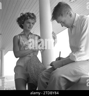 HYANNIS PORT, MA-JUNI 1953: Jacqueline Bouvier ist für ein Leben Magazin Geschichte während des Urlaubs an der Kennedy Compound im Juni 1953 in Hyannis Port, Massachusetts interviewt. (Foto von Hy Peskin) Stockfoto