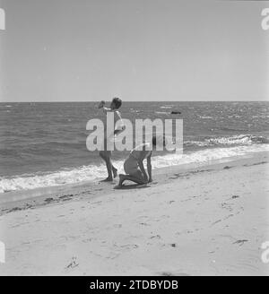 HYANNIS PORT, MA - JUNI 1953: Senator John F. Kennedy und Verlobter Jacqueline Bouvier im Urlaub an der Kennedy Compound im Juni 1953 in Hyannis Port, Massachusetts. (Foto von Hy Peskin) Stockfoto