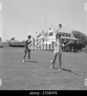 HYANNIS PORT, MA-JUNI 1953: Jacqueline Bouvier spielt Baseball mit Edward Kennedy während auf Ferien im Kennedy Compound im Juni 1953 in Hyannis Port, Massachusetts. (Foto von Hy Peskin) Stockfoto