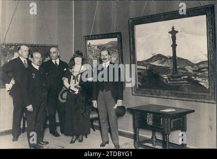 04/30/1923. Madrid. In der Halle des Kreises der Schönen Künste. Der Direktor der Bildenden Künste (1) eröffnet die Ausstellung von Gemälden des Malers Carlos Lezcano (2). Quelle: Album / Archivo ABC / José Zegri Stockfoto