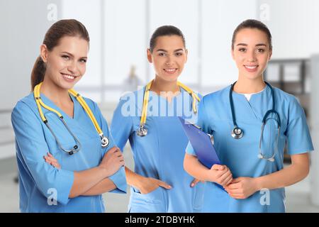 Krankenschwestern in Uniform im Krankenhaus. Medizinisches Personal Stockfoto