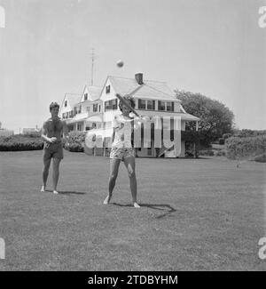 HYANNIS PORT, MA-JUNI 1953: Jacqueline Bouvier spielt Baseball mit Edward Kennedy während auf Ferien im Kennedy Compound im Juni 1953 in Hyannis Port, Massachusetts. (Foto von Hy Peskin) Stockfoto