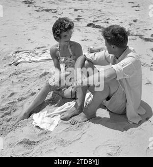 HYANNIS PORT, MA - JUNI 1953: Senator John F. Kennedy und Verlobter Jacqueline Bouvier im Urlaub an der Kennedy Compound im Juni 1953 in Hyannis Port, Massachusetts. (Foto von Hy Peskin) Stockfoto