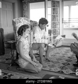 HYANNIS PORT, MA - JUNI 1953: Senator John F. Kennedy und Verlobter Jacqueline Bouvier sind für ein Leben Magazin Geschichte während des Urlaubs an der Kennedy Compound im Juni 1953 in Hyannis Port, Massachusetts interviewt. (Foto von Hy Peskin) Stockfoto