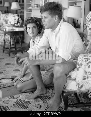 HYANNIS PORT, MA - JUNI 1953: Senator John F. Kennedy und Verlobter Jacqueline Bouvier sind für ein Leben Magazin Geschichte während des Urlaubs an der Kennedy Compound im Juni 1953 in Hyannis Port, Massachusetts interviewt. (Foto von Hy Peskin) Stockfoto