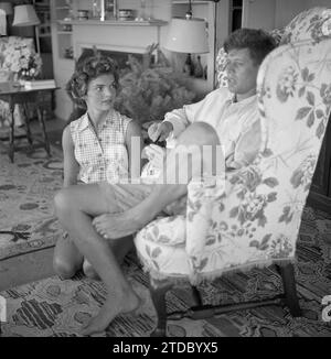 HYANNIS PORT, MA - JUNI 1953: Senator John F. Kennedy und Verlobter Jacqueline Bouvier sind für ein Leben Magazin Geschichte während des Urlaubs an der Kennedy Compound im Juni 1953 in Hyannis Port, Massachusetts interviewt. (Foto von Hy Peskin) Stockfoto