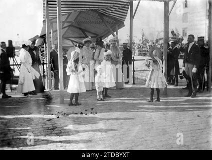 05/31/1922. Norwegen. Ausschiffung der Princes of Wales im Hafen von Trondhjen zur Krönung der Könige Haakon VII. Und Maud. Zuerst Kronprinz Olaf, der die Hand seines Cousins, der Tochter der Prinzen von Wales, hält. Quelle: Album / Archivo ABC / Charles Chusseau Flaviens Stockfoto