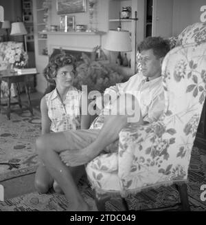 HYANNIS PORT, MA - JUNI 1953: Senator John F. Kennedy und Verlobter Jacqueline Bouvier sind für ein Leben Magazin Geschichte während des Urlaubs an der Kennedy Compound im Juni 1953 in Hyannis Port, Massachusetts interviewt. (Foto von Hy Peskin) Stockfoto