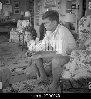 HYANNIS PORT, MA - JUNI 1953: Senator John F. Kennedy und Verlobter Jacqueline Bouvier sind für ein Leben Magazin Geschichte während des Urlaubs an der Kennedy Compound im Juni 1953 in Hyannis Port, Massachusetts interviewt. (Foto von Hy Peskin) Stockfoto