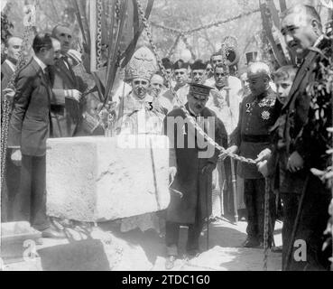 04/22/1922. Echte Stadt. Für das Sozialgebäude der Eisenbahnarbeiter. Segen und Legen des ersten Steins, gefeiert mit Unterstützung des Arbeitsministers (1), General Aguilera (D. Francisco (2) und Bischof Sr. (D. Javier de) Irastorza (3). Quelle: Album/Archivo ABC/Rubio Stockfoto