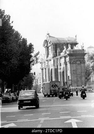 Madrid, 09.10.1981. Eine starke Eskorte umgab einen der Lieferwagen, die Guernica und seine Skizzen von Barajas zum Casón del Buen Retiro transportierten. Auf dem Bild passiert die Karawane vor der Puerta de Alcalá. Quelle: Album / Archivo ABC / José García Stockfoto