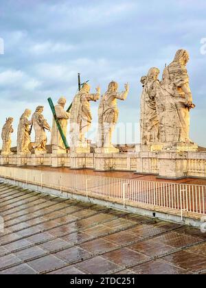 Blick auf Jesus und Apostelstatuen auf dem Petersdom bei Sonnenaufgang Stockfoto