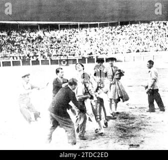 Linares (Jaén), 28.08.1947.- Moment, in dem Manolete von seiner Bande aufgegriffen wird, nachdem er den tödlichen Schlag auf seinen fünften Stier Islero erhalten hat. Quelle: Album / Archivo ABC / Cano Stockfoto