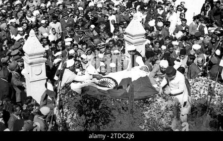 Neu-Delhi. Der Trauerzug für Birla House. Ghandis Leiche ist mit der Nationalflagge umhüllt und mit Blumen bedeckt. Am 30. Januar 1948 wurde er ermordet. Im Jahr zuvor erreichte er die Unabhängigkeit Indiens. Quelle: Album/Archivo ABC Stockfoto