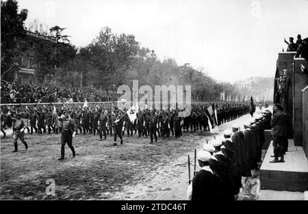 Die Tercios von Navarra, vor der Tribüne Caudillo, auf dem Paseo de la Castellana, mit ihren berühmten Kreuzigern, bei der Siegesparade 1939. Quelle: Album/Archivo ABC Stockfoto