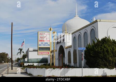 COSTA MESA, KALIFORNIEN - 17. Dezember 2023: Das Ali Baba Motel am Newport Boulevard und Cecil Place. Stockfoto