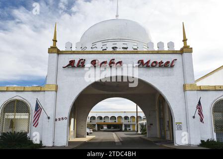 COSTA MESA, KALIFORNIEN - 17. Dezember 2023: Haupteingang zum Ali Baba Motel am Newport Boulevard. Stockfoto