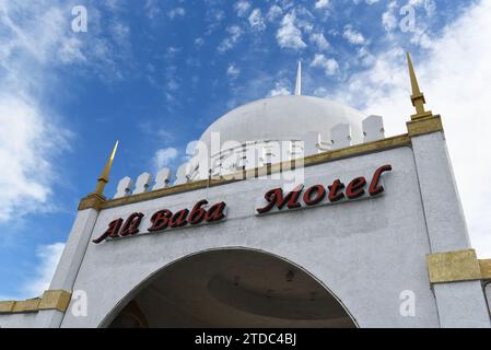 COSTA MESA, KALIFORNIEN - 17. Dezember 2023: Nahaufnahme des Schildes und der Kuppel im Ali Baba Motel am Newport Boulevard. Stockfoto