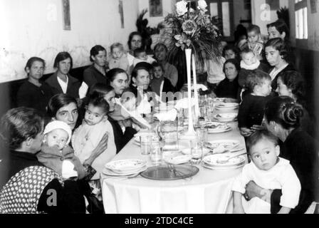 11/11/1935. Die Verteilung von Mahlzeiten, mit denen im Winter die Matritense Charity Association bedürftigen Familien zur Hilfe kommt, hat in den Speisesälen der Maria Immaculate begonnen. Quelle: Album / Archivo ABC / Albero y Segovia Stockfoto