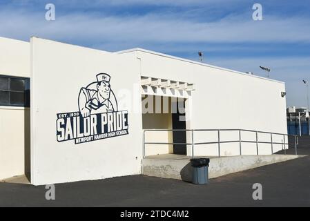 NEWPORT BEACH, KALIFORNIEN - 17. Dezember 2023: Sailor Pride im Umkleideraum auf dem Campus der Newport Harbor High School. Stockfoto