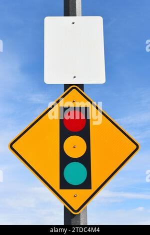 Stop Signal Ahead Warning Schild am Pfosten mit einem schwarz-weißen Schild vor einem wolkenverwölkten blauen Himmel Stockfoto