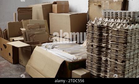 Recycling Von Papier. Sammlung und Sortierung von Altpapier und Pappe zur Weiterleitung an Recyclingeinrichtungen Stockfoto