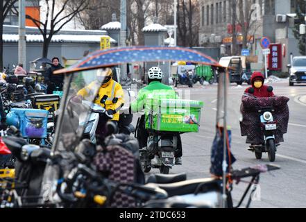 PEKING, CHINA - 18. DEZEMBER 2023 - Pendler fahren während einer kalten Welle in Peking, China, 18. Dezember 2023 auf einer Straße. Stockfoto