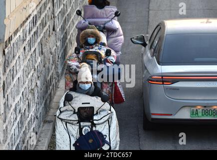 PEKING, CHINA - 18. DEZEMBER 2023 - Pendler fahren während einer kalten Welle in Peking, China, 18. Dezember 2023 auf einer Straße. Stockfoto