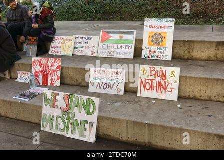 Pro-palästinensische Demonstranten und Protestzeichen auf dem Robson Square im Zentrum von Vancouver, BC, Kanada, während des Israel-Hamas-Konflikts 2023 Stockfoto