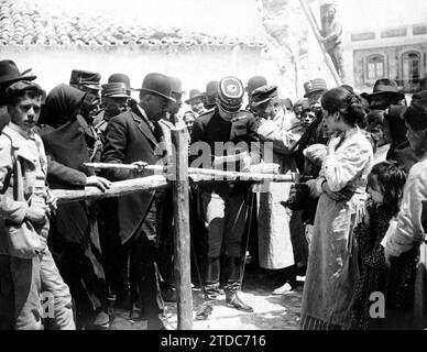 04/30/1909. Erdbeben in Portugal. König Manuel der zweite besucht die zerstörten Städte und nimmt persönlich Kenntnis von den Bedürfnissen der Nachbarn. Quelle: Album / Archivo ABC / Joshua Benoliel Stockfoto