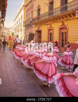 Guanajuato, Guanajuato, Mexiko, 06 11 22, Straßenparade mit traditioneller Musik von einer Gruppe von Tänzern in regionalen Kostümen, Spaziergang durch das Stadtzentrum Stockfoto