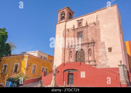 Guanajuato, Guanajuato, Mexiko, 06 11 22, San Roque Tempel im Zentrum der Stadt tagsüber mit dem Kreuz davor Stockfoto