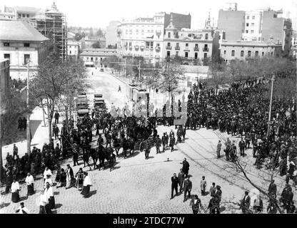 04/15/1929. Eine Trauerprozession, die die sterblichen Überreste von Torcuato Luca de tena Álvarez-Ossorio trug, der am 15. April 1929 starb. Quelle: Album/Archivo ABC Stockfoto