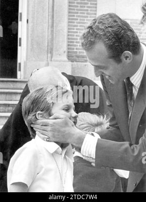 05/29/1975. Das Kind Don Felipe mit seinem Vater, dem Prinzen Don Juan Carlos am Tag seiner ersten Kommunion. Quelle: Album / Archivo ABC / Ángel Carchenilla Stockfoto