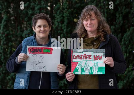 Seattle, Washington, USA. Dezember 2023. Micah Ventura (links) und Kelly Sommerfeld posieren mit ihren Zeichnungen, die dem Washington Senator Patty Murray im Rainier Arts Center übergeben werden. Die jüdische Stimme für den Frieden organisierte die Porträts für Palästina-Veranstaltung zur Unterstützung eines Waffenstillstands in Gaza. Quelle: Paul Christian Gordon/Alamy Live News Stockfoto