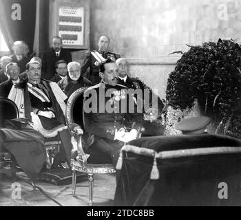 03/28/1930. Seine Majestät der König von Spanien (1) und hinter ihm General Berenguer (2) bei der Trauermesse für Miguel primo de Rivera. Quelle: Album / Archivo ABC / J. Luque Stockfoto