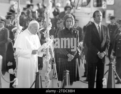 Madrid, 10/31/1982. Johannes Paul II. In Spanien. Auf dem Bild, SS-Rede bei Ankunft am Flughafen Barajas, mit den Königen Don Juan Carlos und Doña Sofía. Quelle: Album / Archivo ABC / Manuel Sanz Bermejo Stockfoto