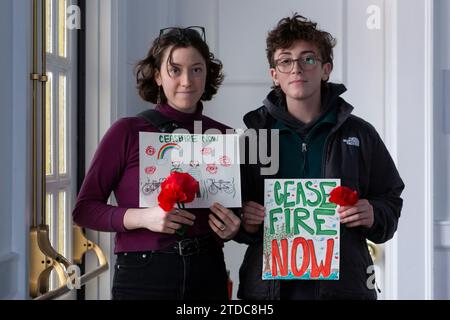 Seattle, Washington, USA. Dezember 2023. Marie Gallagher (links) und Emily Zonder posieren mit ihren Zeichnungen, die dem Washington Senator Patty Murray im Rainier Arts Center übergeben werden. Die jüdische Stimme für den Frieden organisierte die Porträts für Palästina-Veranstaltung zur Unterstützung eines Waffenstillstands in Gaza. Quelle: Paul Christian Gordon/Alamy Live News Stockfoto