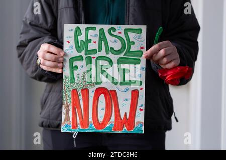 Seattle, Washington, USA. Dezember 2023. Emily Zonder posiert mit ihrer Zeichnung, die Washington Senator Patty Murray im Rainier Arts Center überreicht. Die jüdische Stimme für den Frieden organisierte die Porträts für Palästina-Veranstaltung zur Unterstützung eines Waffenstillstands in Gaza. Quelle: Paul Christian Gordon/Alamy Live News Stockfoto