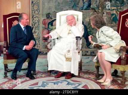 Madrid, 05.03.2003. Reise von Johannes Paul II. Nach Madrid. Treffen seiner Heiligkeit des Papstes mit seiner Heiligkeit. MM Könige Don Juan Carlos und Doña Sofía im Pavillon des Flughafens Barajas. Quelle: Album / Archivo ABC / José García, Ernesto Agudo, Jaime García Stockfoto