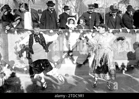 01/31/1910. Der Comparsas-Wettbewerb in La Castellana. Das Tanzpaar der Rondalla "das Festival von Aragón" vor der Tribüne der Jury. Quelle: Album / Archivo ABC / Rivero Stockfoto