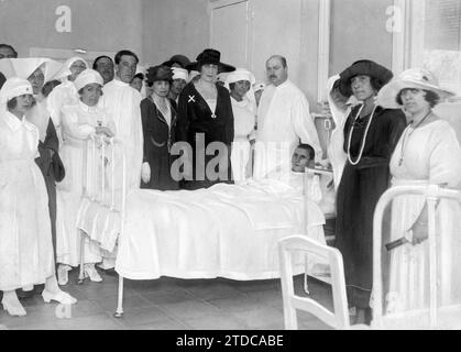 10/04/1921. Madrid. Im Krankenhaus des Roten Kreuzes kam Ihre Majestät Königin Victoria (X) am Vortag der letzten Nacht an, als sie die Soldaten besuchte, die mit dem ersten Krankenhauszug kamen. Quelle: Album / Archivo ABC / Julio Duque Stockfoto