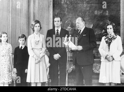 Madrid, 14.05.1977. Don Juan de Borbón, Graf von Barcelona, tritt in einer Zeremonie im Zarzuela-Palast seine dynastischen Rechte zugunsten seines Sohnes König Juan Carlos I. in Anwesenheit der Gräfin von Barcelona und Königin Sofia ab. Auf dem Foto sehen Sie auch die Infantin Doña Elena und den Prinzen von Asturien. Quelle: Album/Archivo ABC Stockfoto