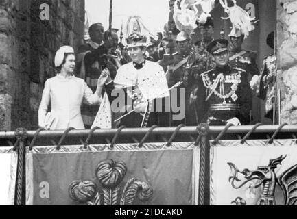 Caernarfon (Vereinigtes Königreich), 07.01.1969. Einsetzung von Karl von England als Prinz von Wales in Caernarfon Castle. Auf dem Bild blickt Prinz Charles auf den Balkon am Leonor's Gate mit Königin Elisabeth II. Und Prinz Philip, Herzog von Edinburgh http://www.abc.es/abcfoto/galerias/20150212/abci-fotografias-reina -isabel-201502111820.html. Quelle: Album/Archivo ABC Stockfoto