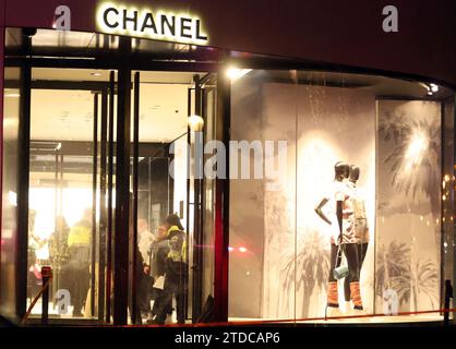 Washington, DC, USA. Dezember 2023. Blick auf eine Chanel Boutique im Stadtzentrum, nachdem sie von einem Flashmob überfallen wurde. Dem Vernehmen nach gab ein Sicherheitsbeamter Schüsse ab, es wurden jedoch keine Verletzungen oder Verhaftungen gemeldet. 17. Dezember 2023 in Washington, DC Credit: Mpi34/Media Punch/Alamy Live News Stockfoto